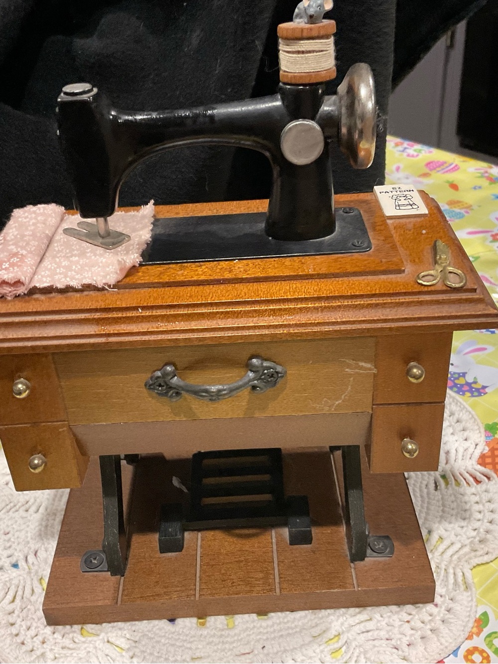 BP-Vintage-Style Black & Wood Mini Sewing Machine Décor with music box 7x5x4